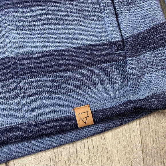 Warm cozy striped sweater medium - Picture 3 of 6